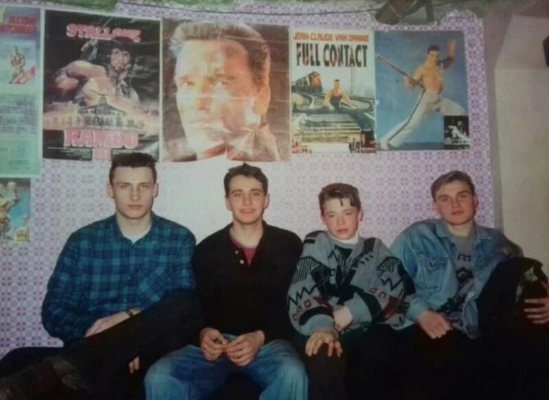 12. Парни из 90-х на фоне плакатов с героями боевиков