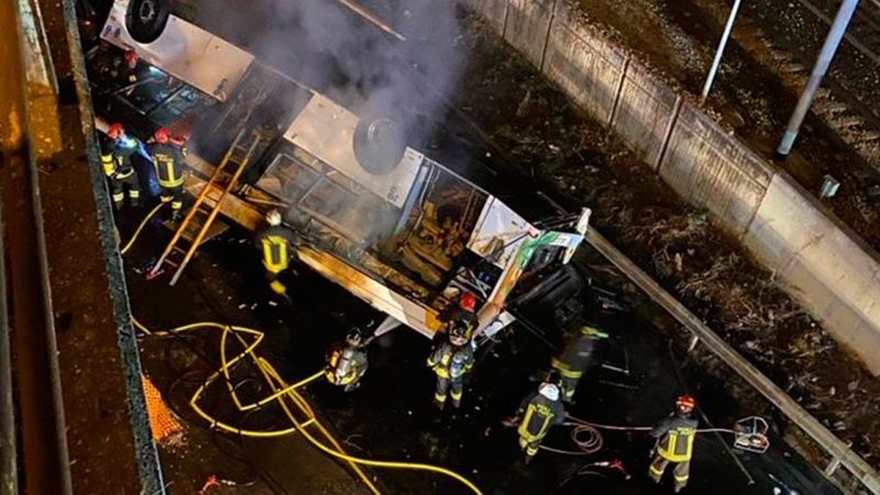 В Италии пассажирский автобус упал с эстакады - погибли более 20 человек
