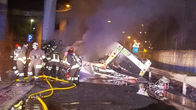 В Италии пассажирский автобус упал с эстакады - погибли более 20 человек