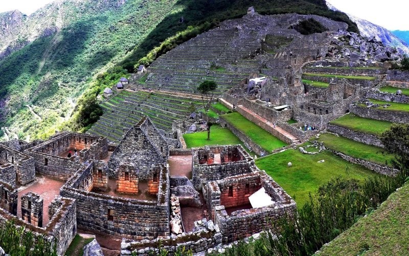 Толпы туристов вытоптали священную скалу города инков в Перу