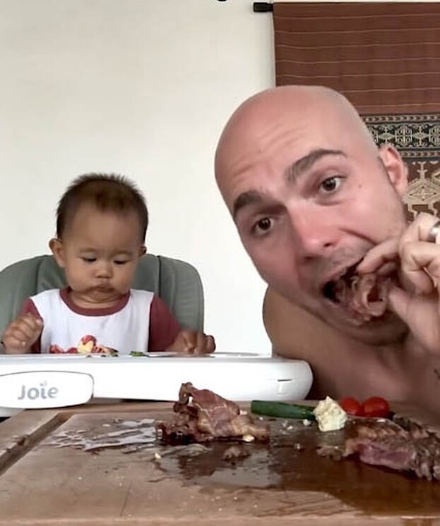 Блогер кормит годовалого сына сырым мясом — и даже бычьими тестикулами