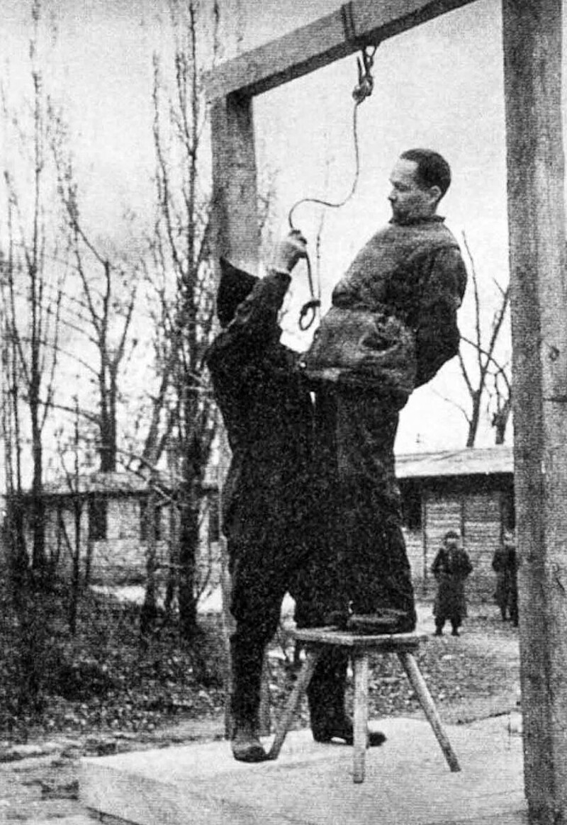 11. Комендант Освенцима, которого собираются повесить, рядом с крематорием, где были убиты тысячи евреев