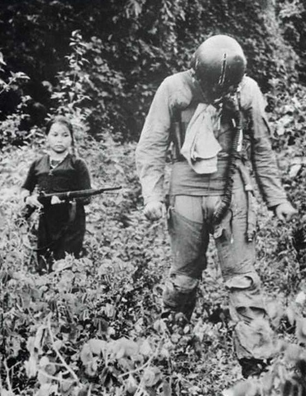 9. Вьетнамская девушка ведёт американского лётчика, взятого в плен