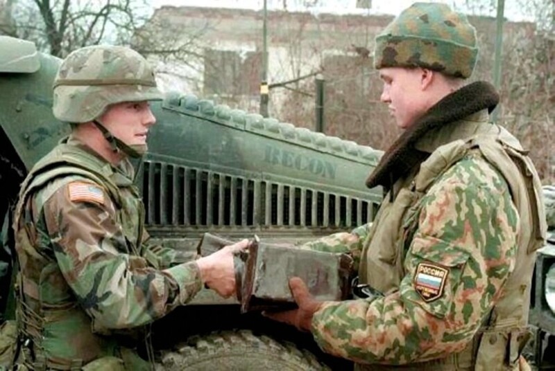 Американские и российские миротворцы обмениваются сухпайками. Босния и Герцеговина, февраль 1996