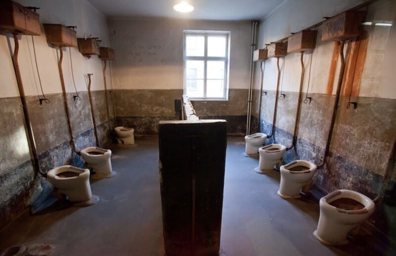 Туалет лагеря Аушвиц I
