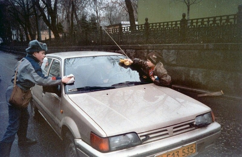 Дети моют лобовое стекло автомобиля, 1991 год, Москва