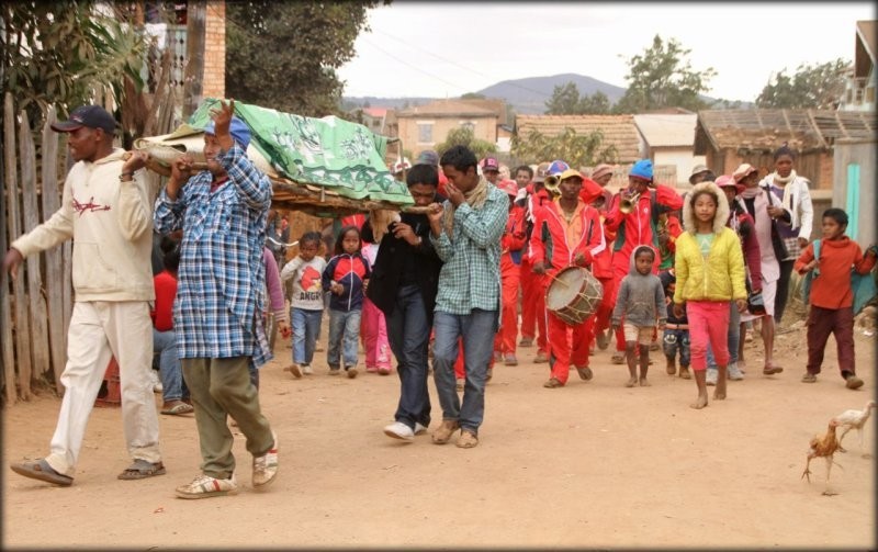 Фамадихана – странная традиция малагасийцев