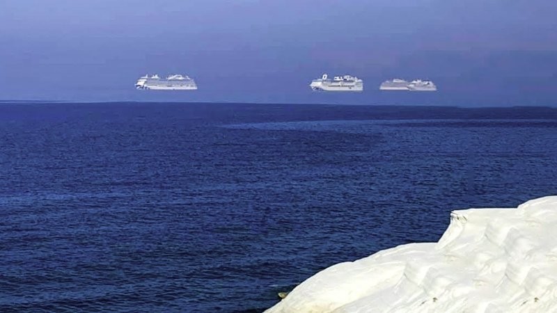 20. Иллюзия парящих круизных лайнеров у побережья Кипра