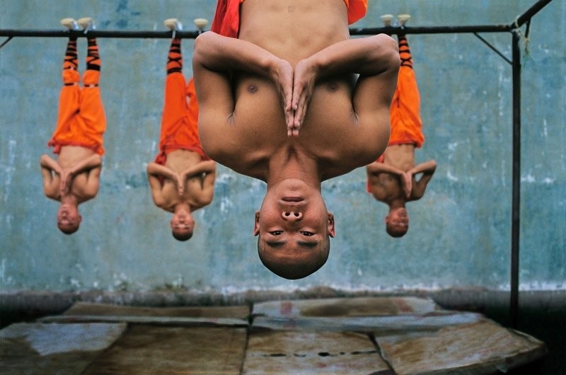 Монахи в школе боевых искусств Шаолинь в Чжэнчжоу, Китай, 204 год