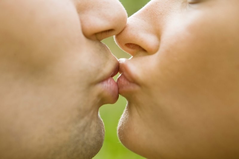 18. Страстный поцелуй вызывает в мозгу те же химические реакции, что прыжки с парашютом