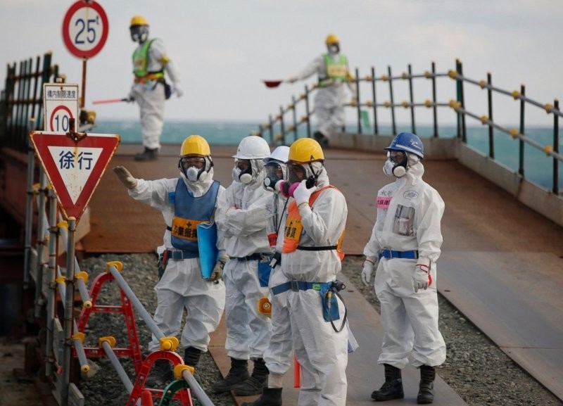 Двое рабочих с "Фукусимы" попали в больницу из-за заражения радиацией
