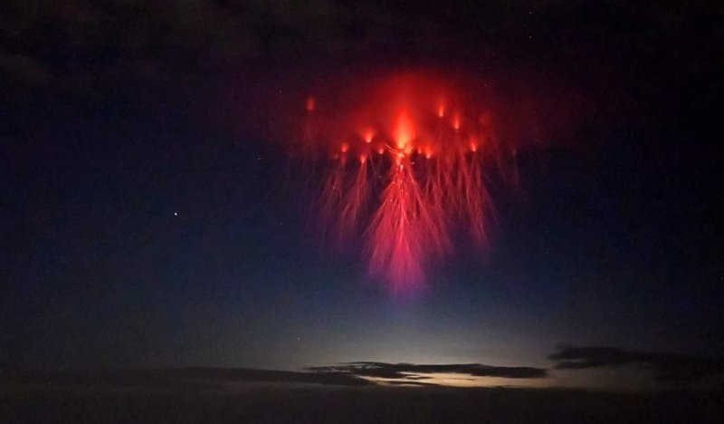1. Спрайты - красные электрические вспышки, которые возникают высоко над грозовыми облаками, их пучок может быть диаметром до 100 км