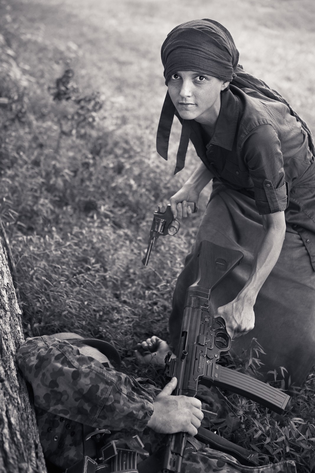 18 летняя партизанка. Солдат СС С STG 44. Трофейные СТГ 44. STG 44 вторая мировая война. Немецкий солдат с STG 44.