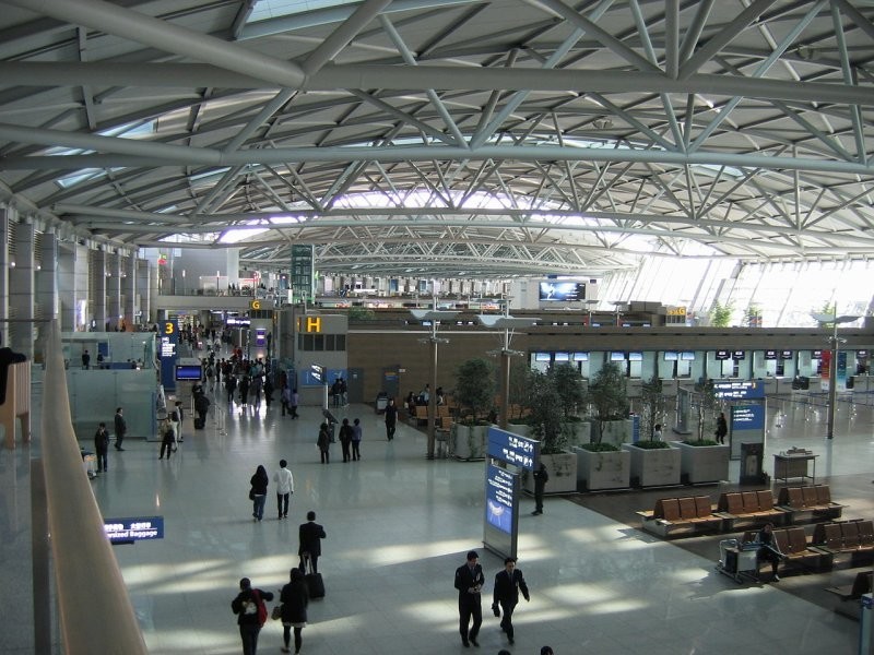 Трое россиян более года живут в южнокорейском аэропорту Инчхон