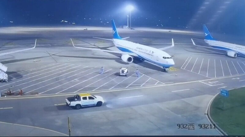 Работники аэропорта упустили прицеп и чуть не повредили самолёт