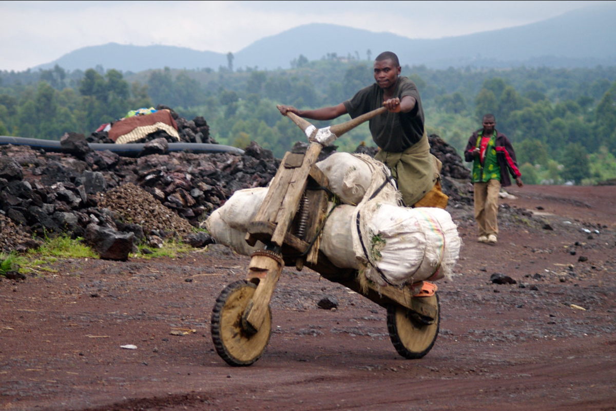 Чукуду самокат Конго. Чукуду самокат Африка. Мотоцикл Африка. Велосипед в Африке.