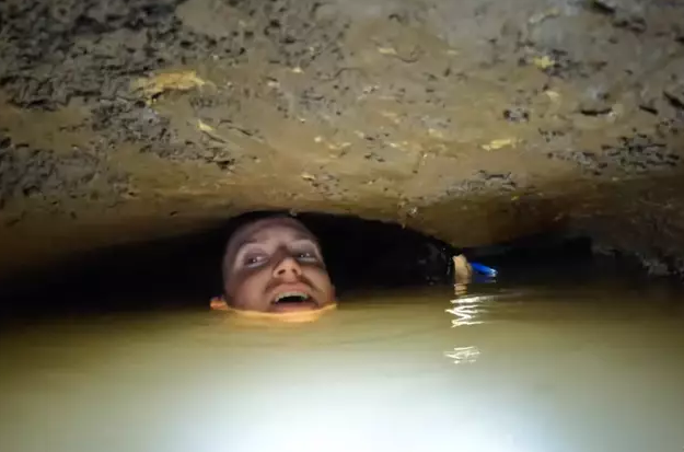 Смельчаки чуть не утонули в пещере, потеряв воздушный карман