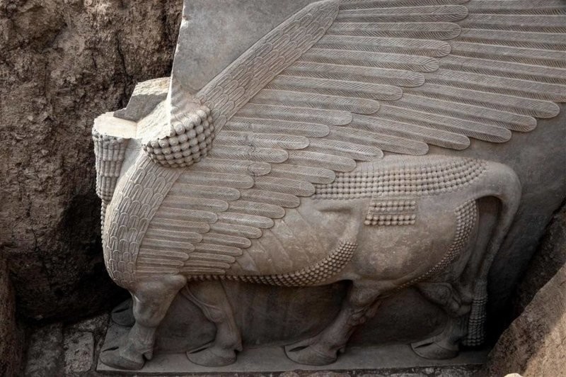 В Ираке раскапывают огромную статую божества
