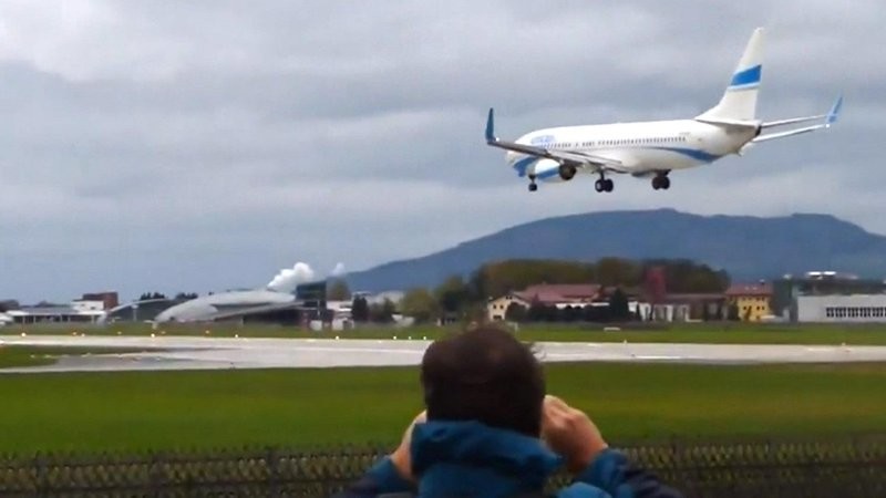 Пугающий момент: пассажирский самолёт неконтролируемо подпрыгивает при посадке