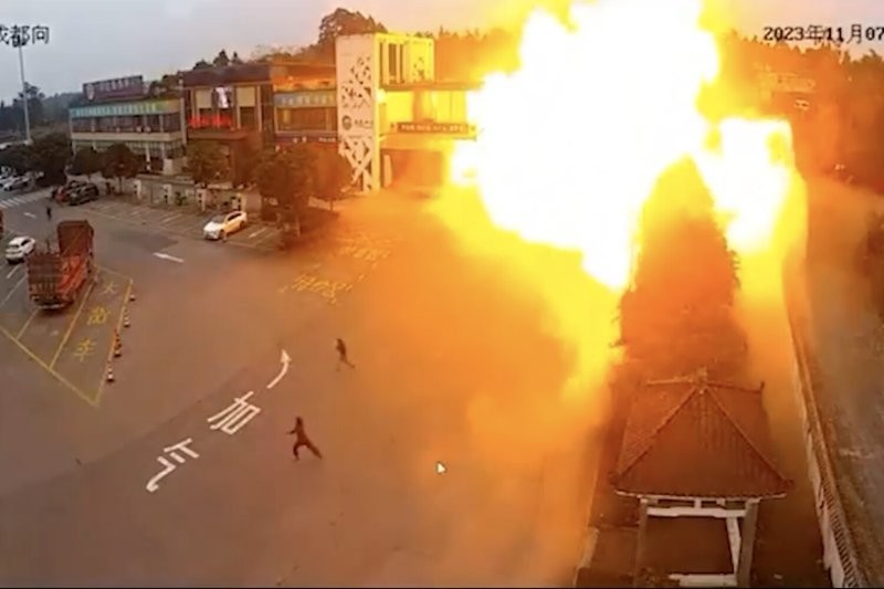 Мощный взрыв сжиженного газа в Китае попал на видео