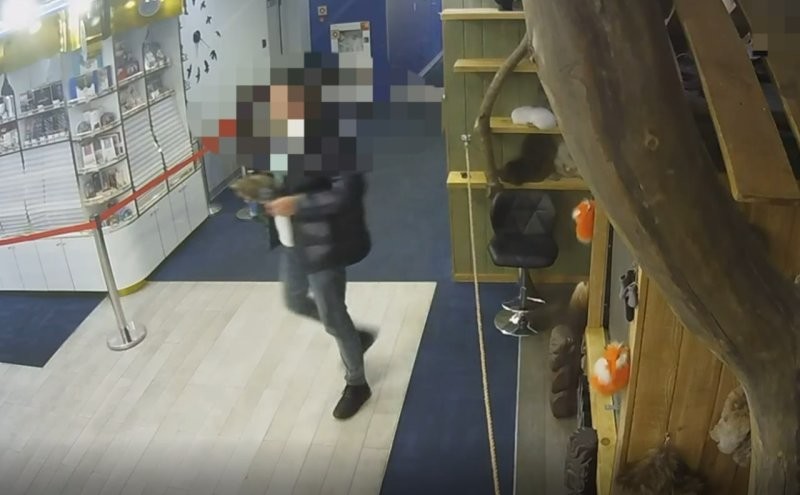 Мужчина украл в аэропорту «Пулково» тапочки из меха соболя и бобра за 45 тысяч⠀