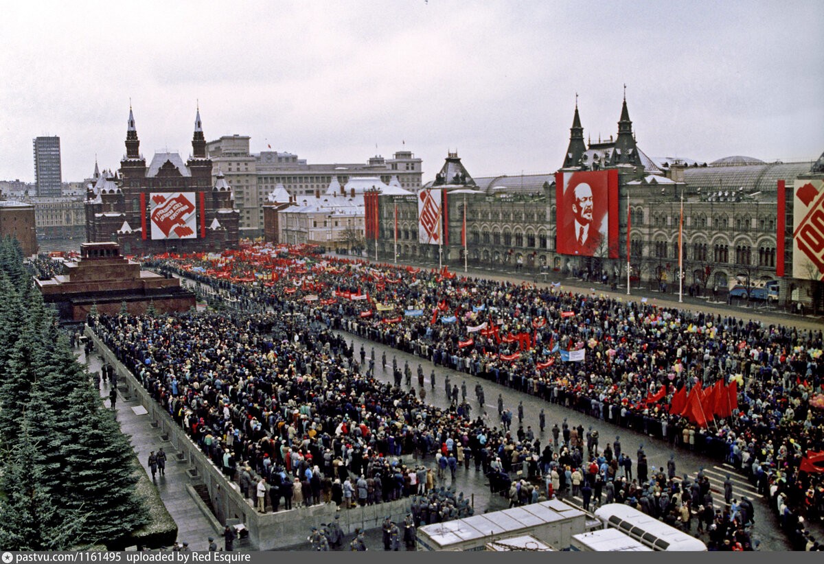 1990 году 12 декабря. Парад на красной площади 1990. Парад Победы 1990 года в Москве. Парад Победы 1985 красная площадь. Парад 9 мая 1985 года на красной площади.