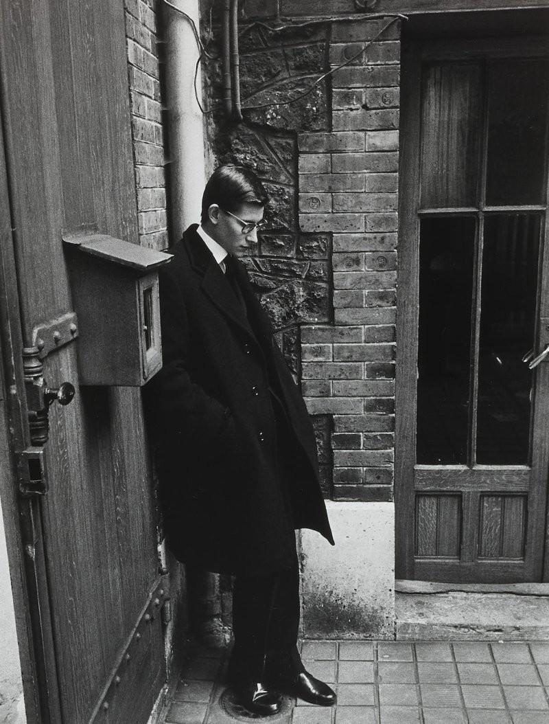 4. В 1957 году 21-летний Ив Сен-Лоран присутствовал на похоронах Кристиана Диора