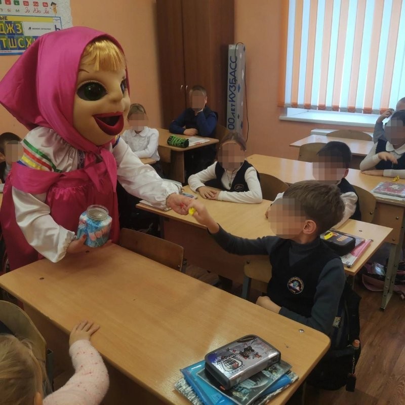 «Похожа на куклу из секс-шопа»: в Кемеровской области отметили день рождения героини популярного мультфильма и к школьникам пришло вот такое чудо