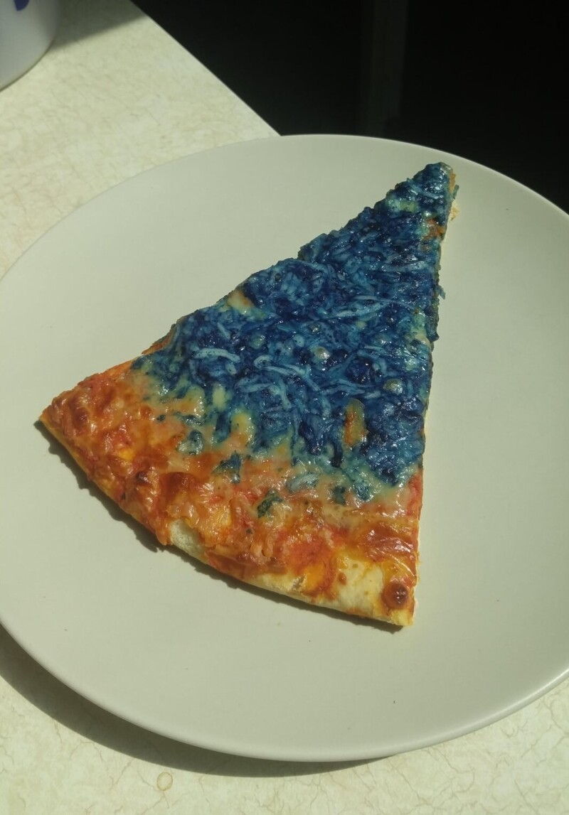 1. Девушка сказала, что ее любимое блюдо - это пицца с голубым сыром. Думаю, я неправильно её понял