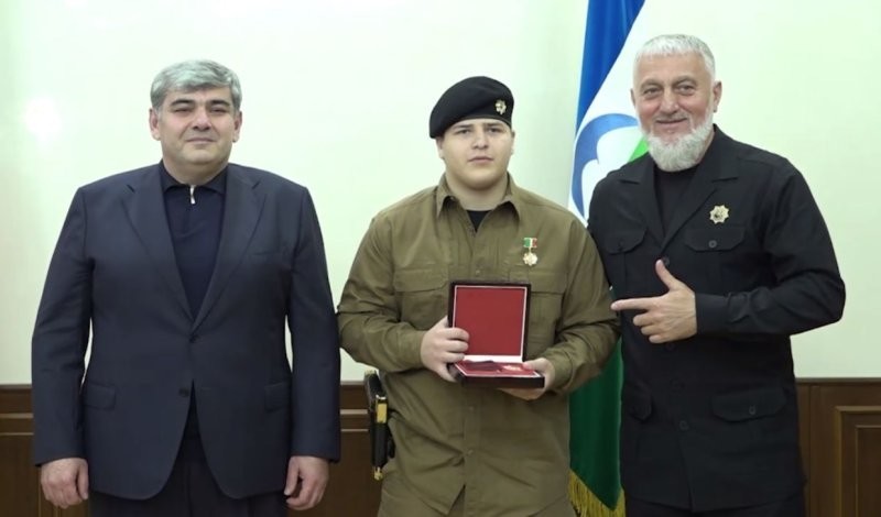 «Награждают Адама абсолютно по делу»: журналисты подсчитали, сколько медалей и орденов получил 15-летний сын Кадырова и удивились