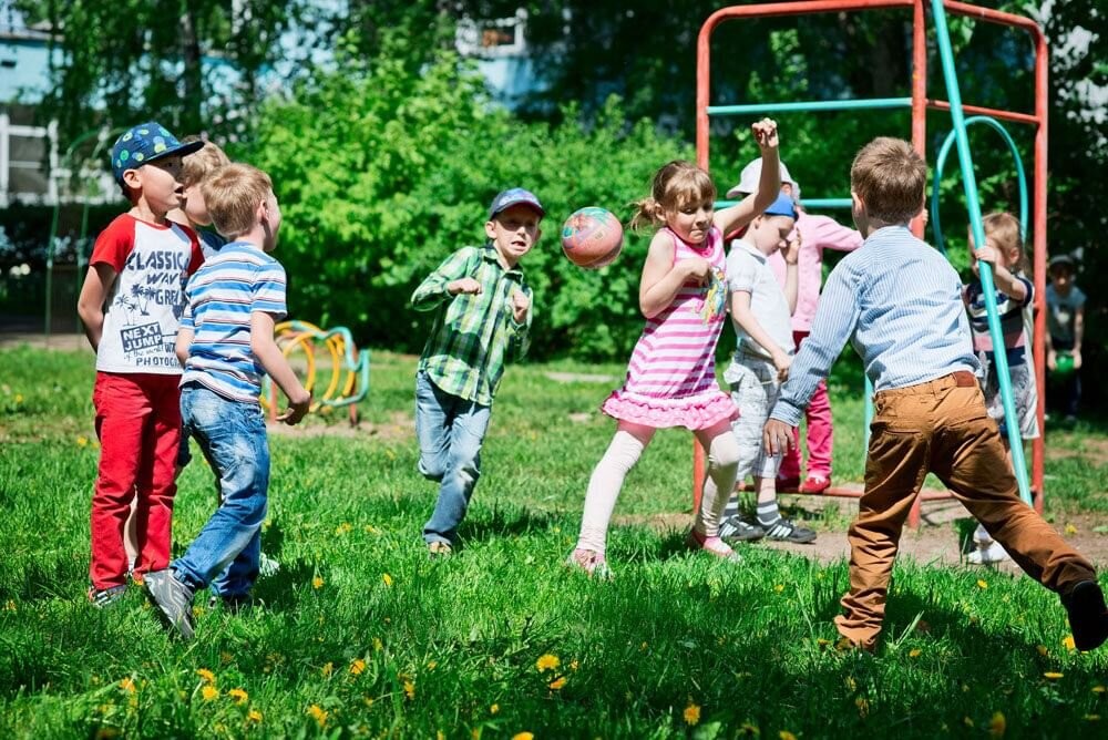 Новые игры на улице. Прогулка летом. Летние детские игры на свежем воздухе. Уличные игры для детей. Дети играющие во дворе.