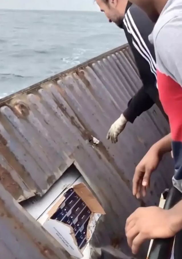 Рыбаки выловили контейнер с ценным товаром
