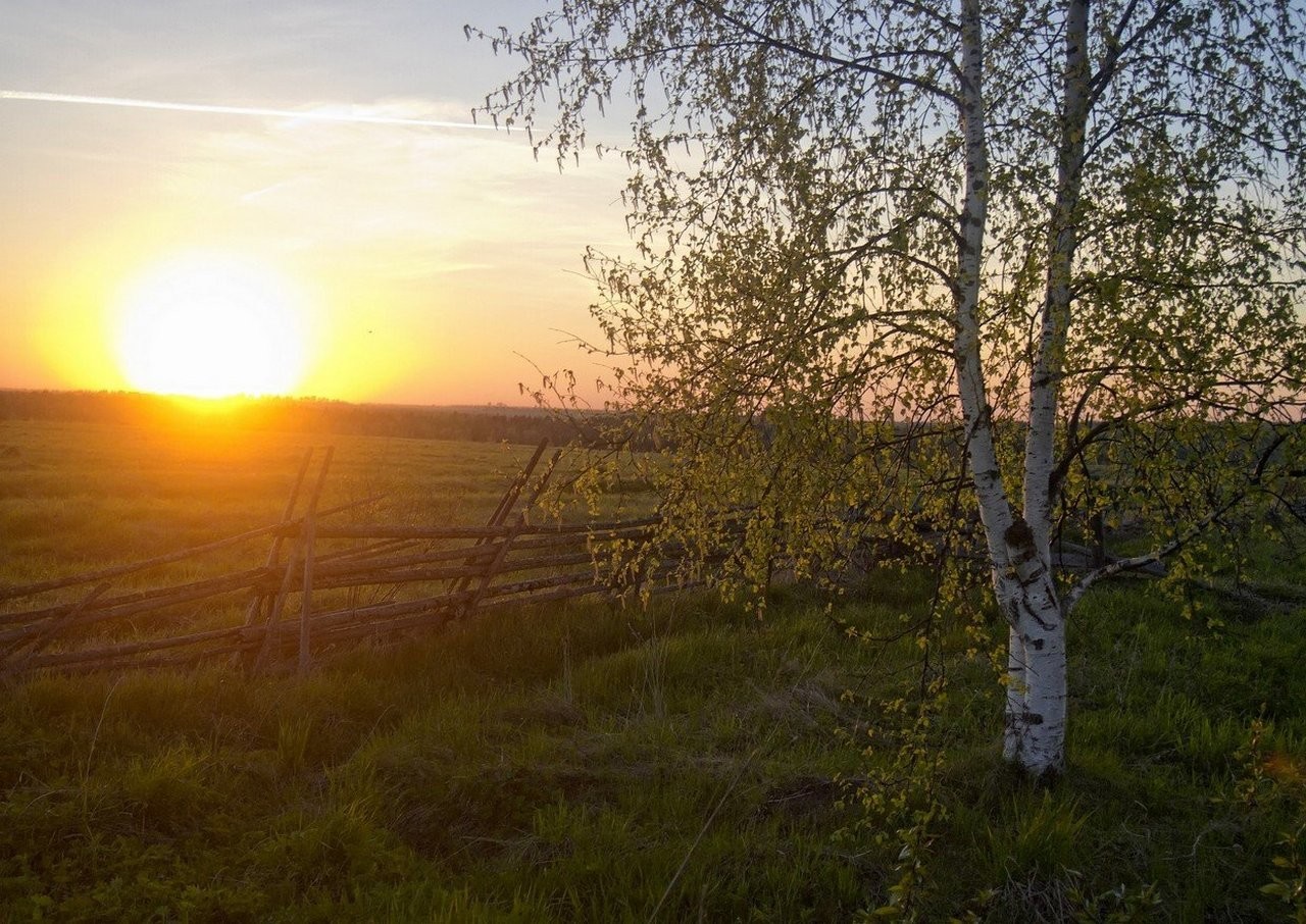 Фото солнце россия. Весенний закат в деревне. Солнце над деревней. Весенний рассвет. Весенний закат в селе.