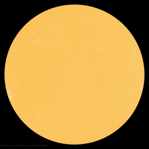 На этом 24-часовом видеоролике, снятом Обсерваторией солнечной динамики, показаны пятна на Солнце 18 ноября