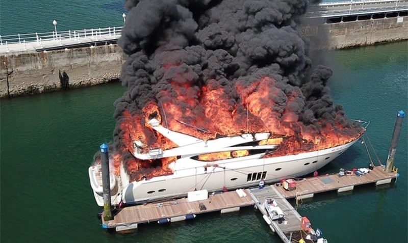 10. Пожар на яхте в Торки, Великобритания