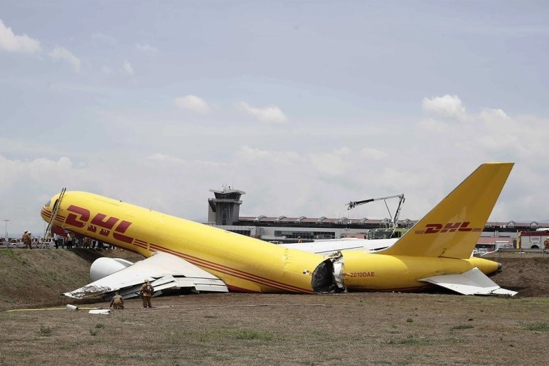 11. Самолет логистической компании DHL развалился на две части после выезда за пределы взлетно-посадочной полосы в Сан-Хосе, Коста-Рика