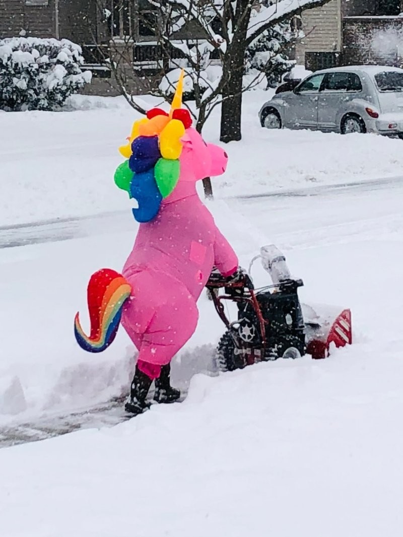 2. "За выходные выпало много снега, и эта милая соседка помогла расчистить тротуары"