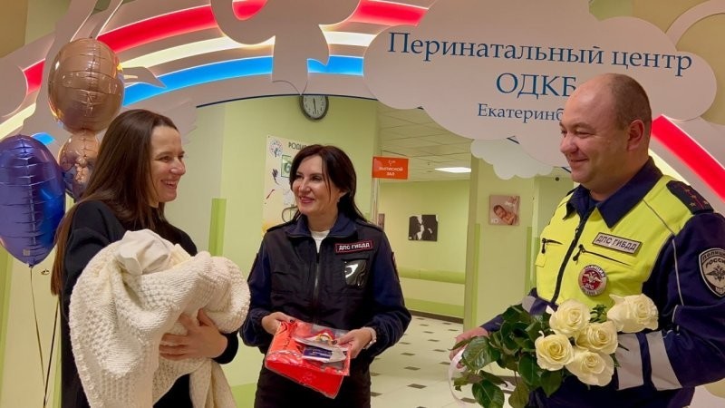 В Екатеринбурге полицейские помогли мужику отвезти его беременную жену в роддом