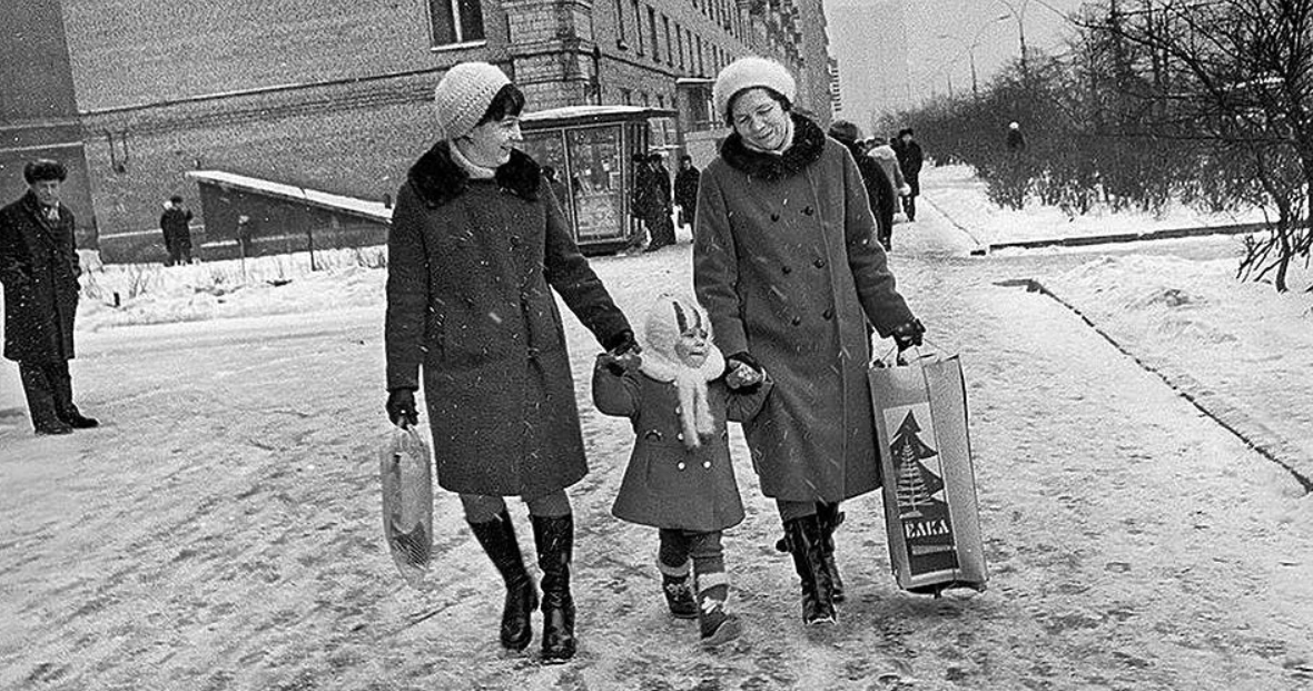 Советские люди как дети. Советские люди зима. Новый год в СССР. Новый год в Советском Союзе. Зимние ностальгические снимки СССР.