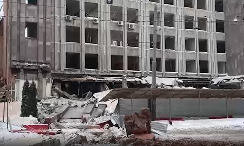 Во время сноса здания в Москве часть стены упала прямо на дорогу