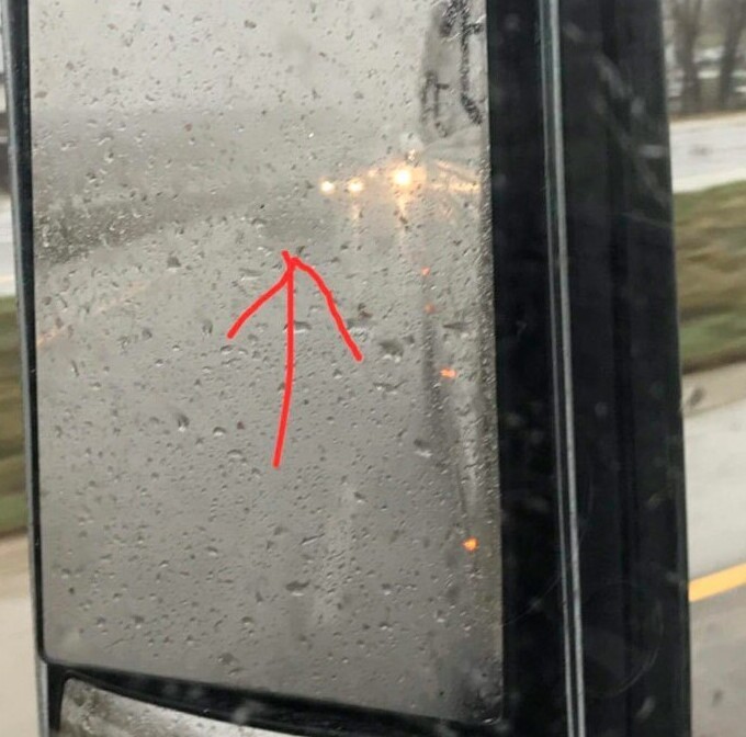 1. «Едете в дождь с выключенными фарами? В зеркале грузовика вы выглядите примерно так...»