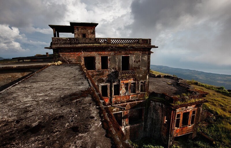 Очарование роскошного заброшенного отеля, затерявшегося в джунглях Камбоджи