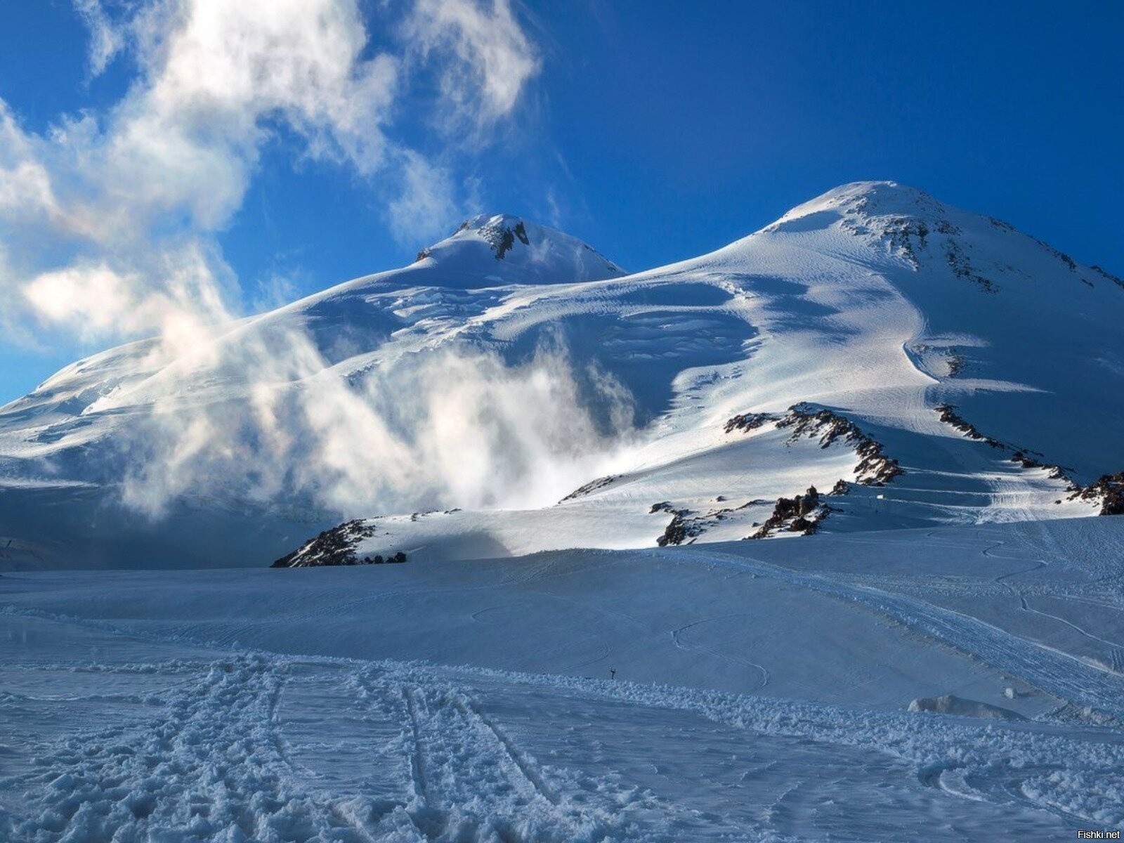 Самая высокая гора россии высотой 5642. Вершина горы Эльбрус. Гора Эльбрус 5642. Эльбрус 5642 метра. Пик Эльбрус в Карачаево-Черкесии, Кабардино-Балкарии..