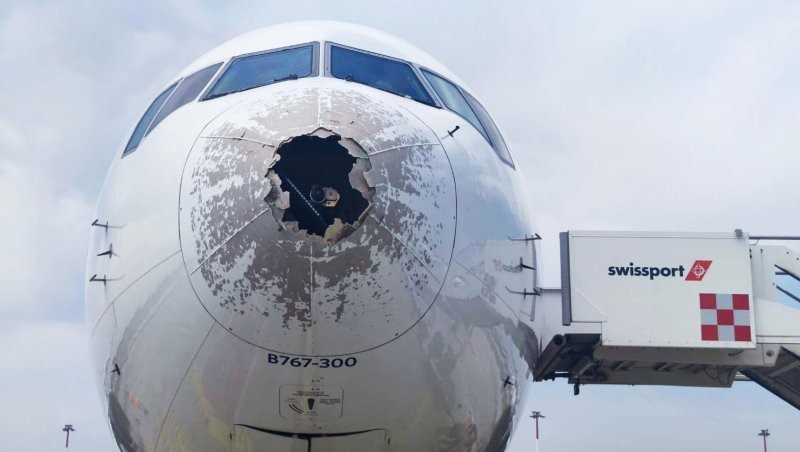 11. Боинг 767-300 авиакомпании Delta Airlines после града над Миланом, Италия