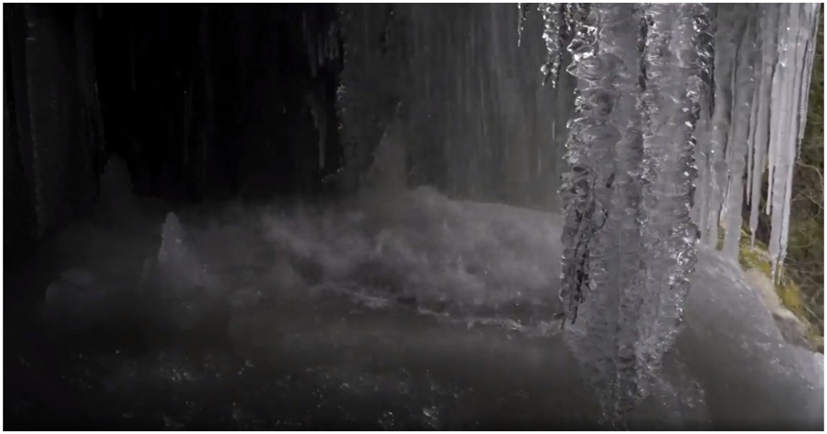 Водопад создает почти идеальные ледяные шары 