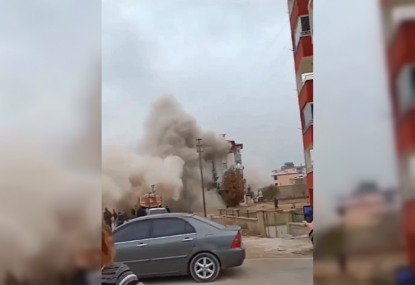 Взрывотехники в Турции уронили 12-этажку на соседние дома