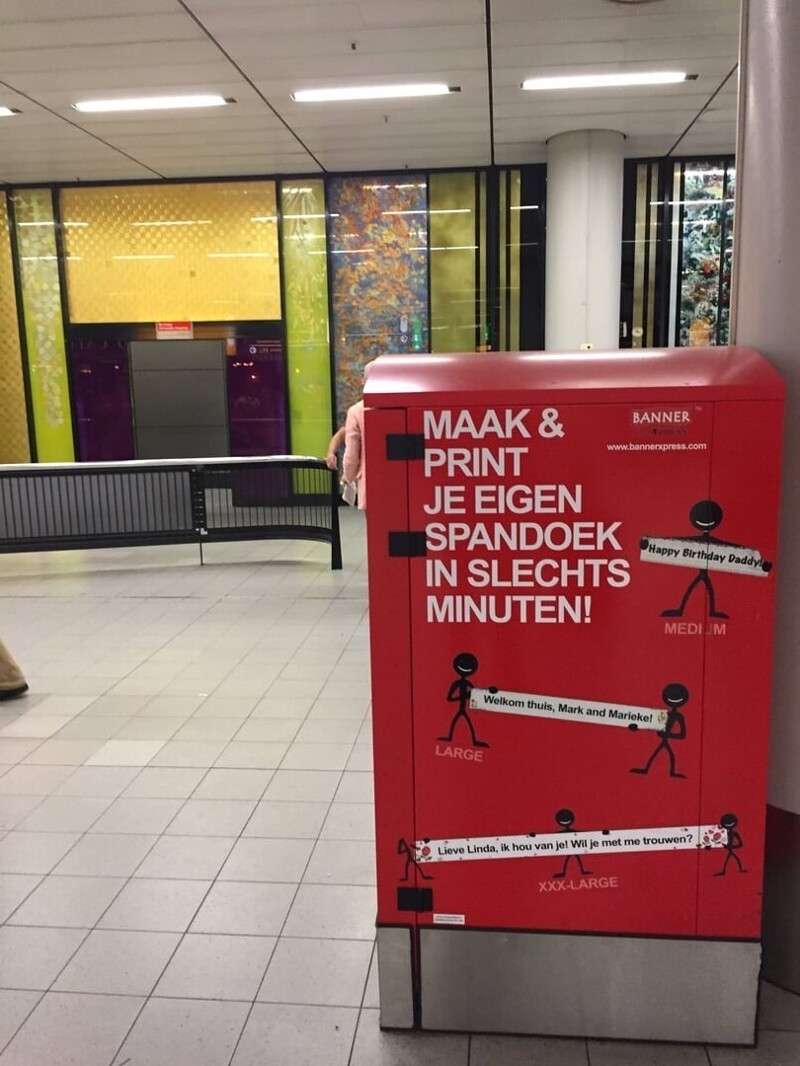 12. Автомат в аэропорту Амстердама позволяет распечатать нужный вам знак, чтобы поприветствовать знакомого путешественника