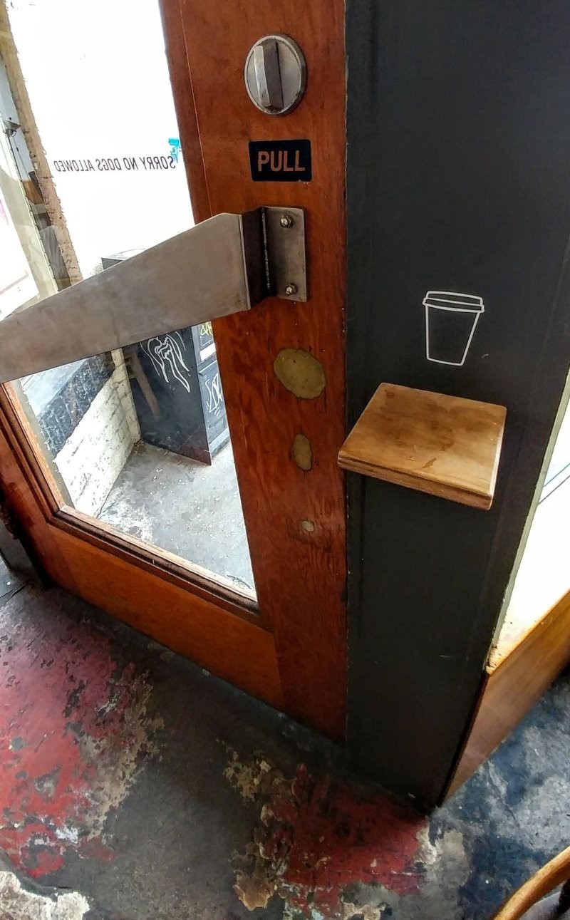 11. В этом ресторане есть полка, на которую можно поставить кофе, чтобы оно не мешало открывать дверь