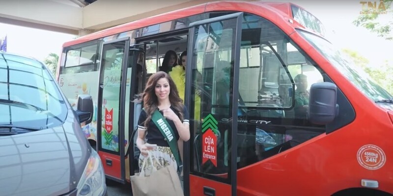 На конкурсе "Мисс Земля" во Вьетнаме участиц возят на Gazelle City