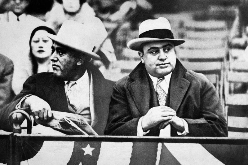 7. Аль Капоне, справа, на матче в Чикаго, 10 октября 1931 года